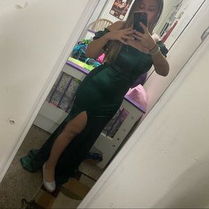 It’s a Windsor size 8 Only worn once it’s very cute it stretches